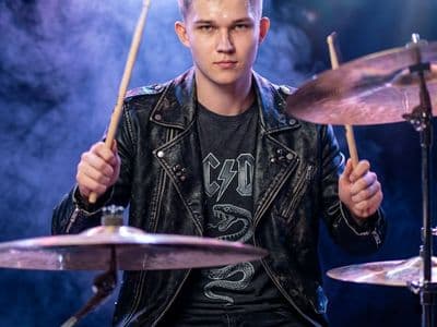 Портрет с гитарой по фото — генерация творческого образа нейросетью