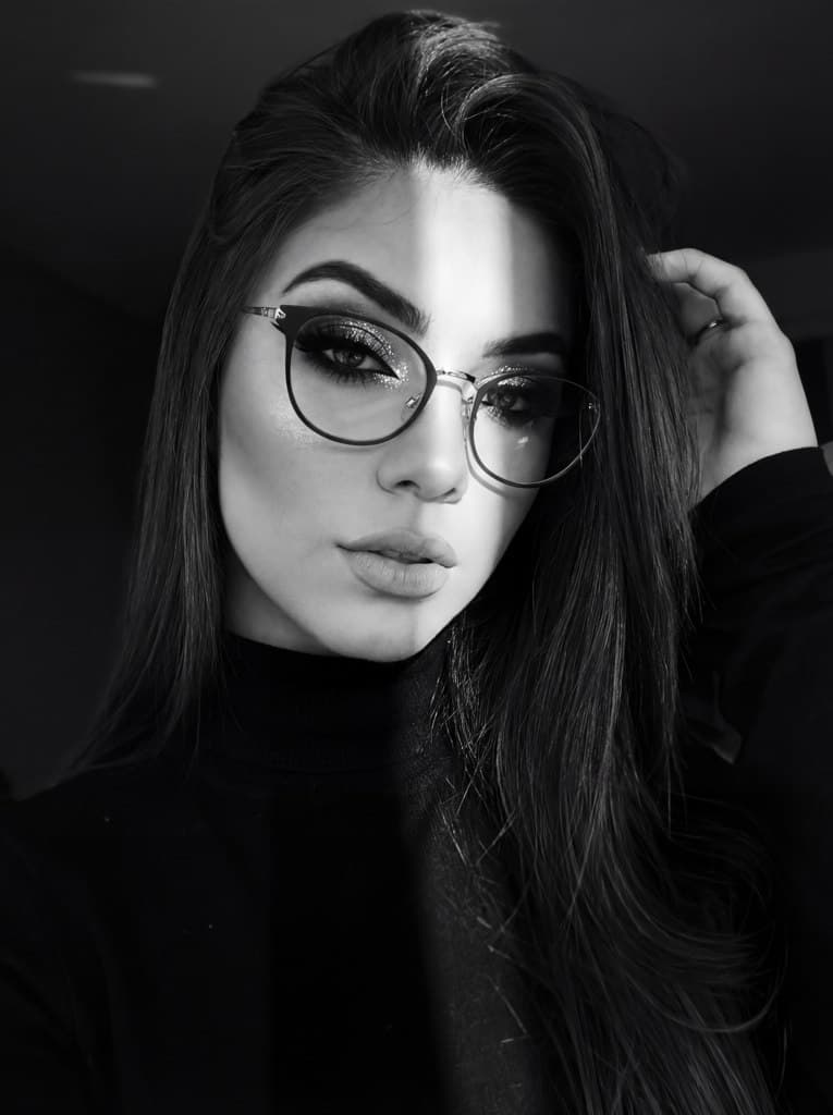 Преобразуйте ваше фото в стильный черно-белый силуэт онлайн