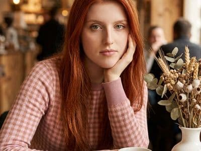 Портрет в кафе: генерация стильных фото и видео с нейросетью