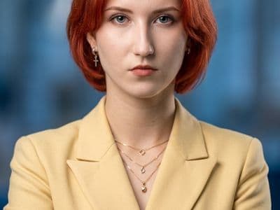 Портрет на голубом фоне с помощью нейросети — студийные фото и обработка