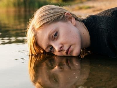 Портрет с водой: генерация уникальных фото у реки, озера или на пляже