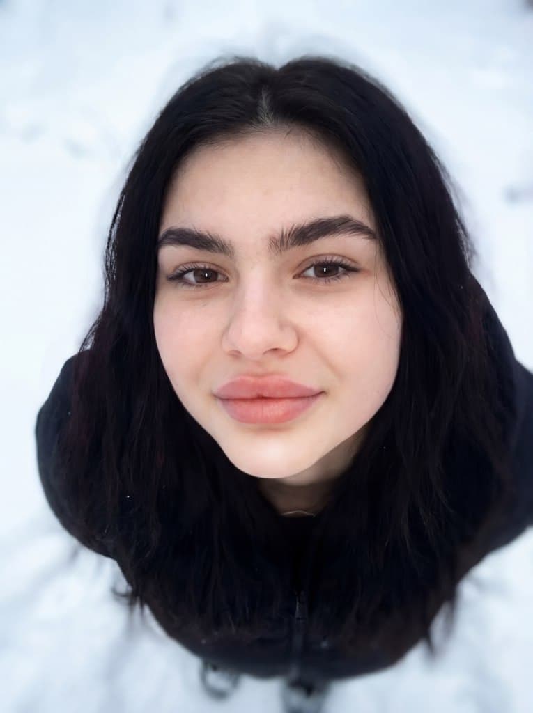 Увеличить губы на фото онлайн