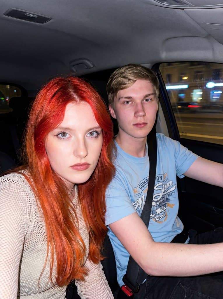 ИИ фотосессия: Стейтем и Рози в авто