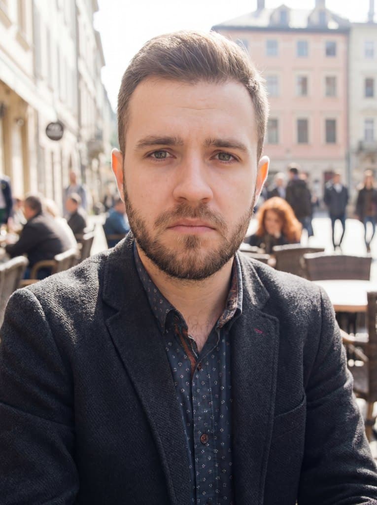 Измените эмоции на фото и сделайте грустное лицо онлайн