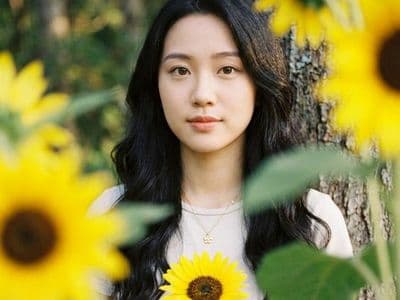 Портрет с подсолнухами: генерация фото и видео с помощью нейросети