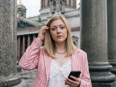 Фото на фоне Исаакиевского собора с помощью нейросети онлайн