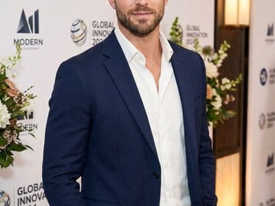 Фото на фоне баннера с помощью нейросети: портреты, фотосессии, мероприятия