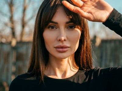 Фото на фоне солнца с помощью нейросети: портреты и креативные идеи