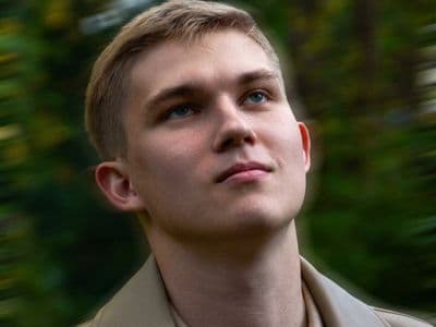 Движущийся фон на фото с помощью нейросети для создания живых изображений