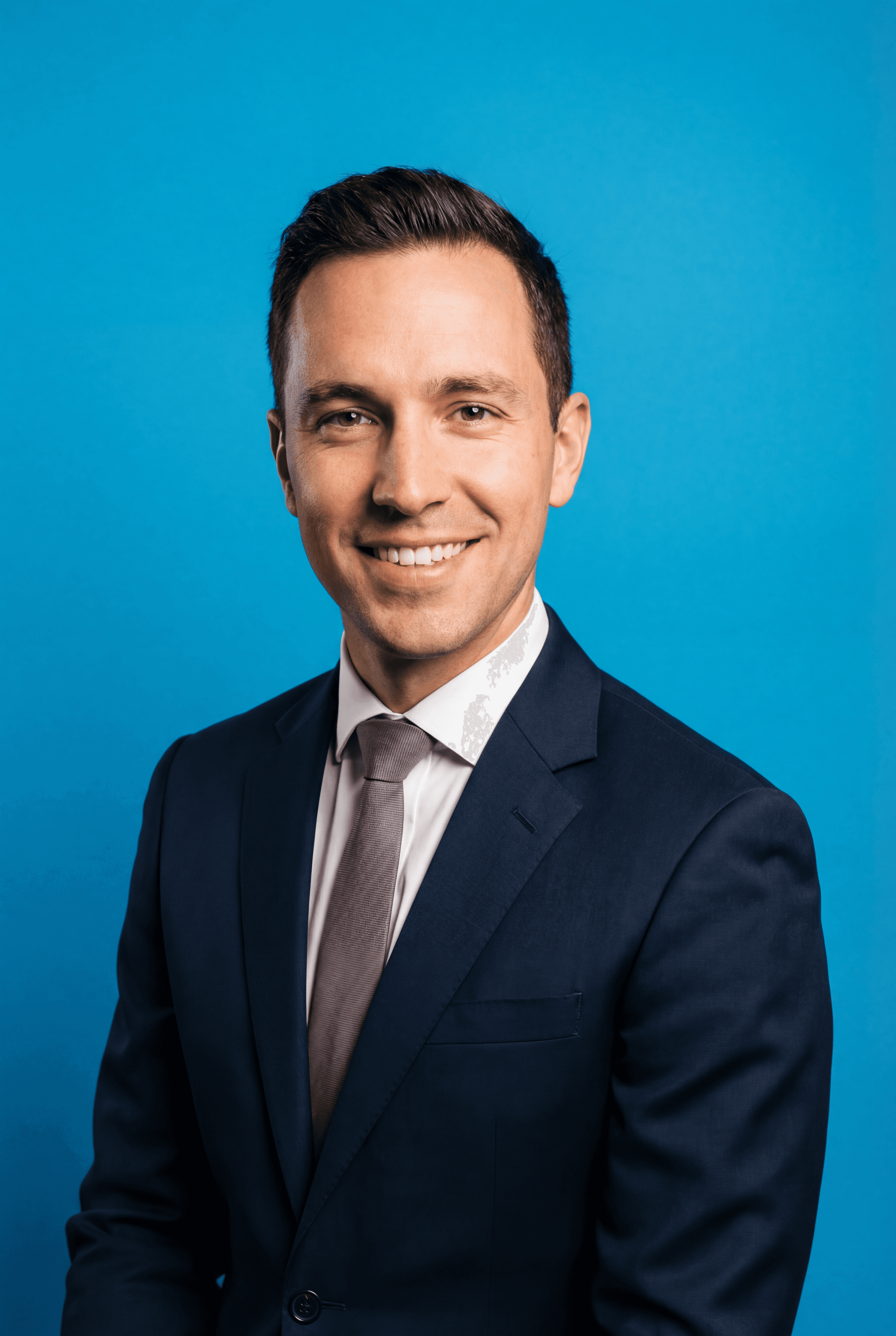 Портрет на голубом фоне