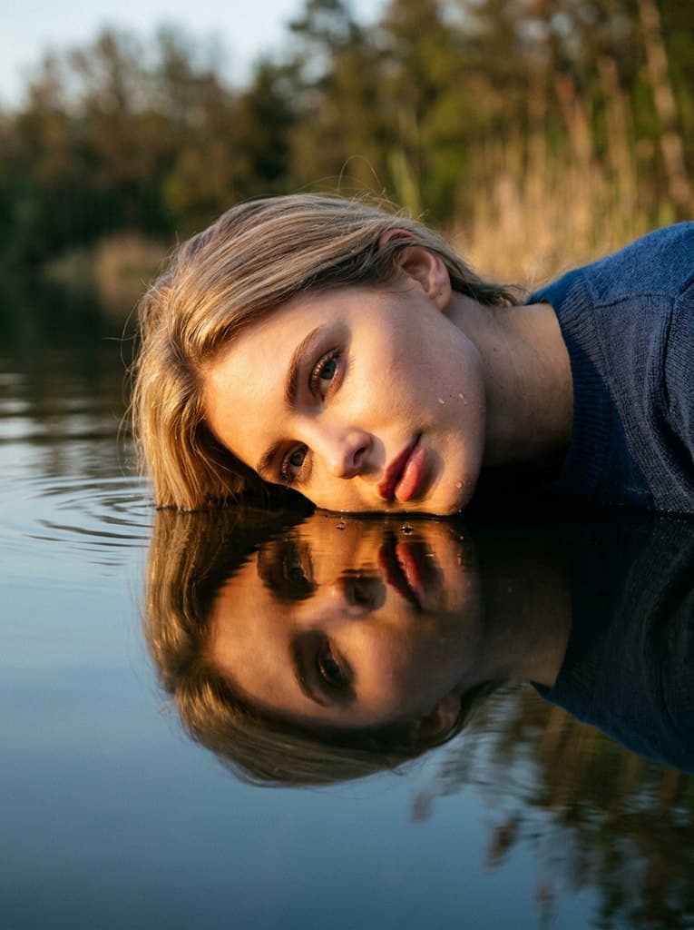 Портрет с водой: генерация уникальных фото у реки, озера или на пляже