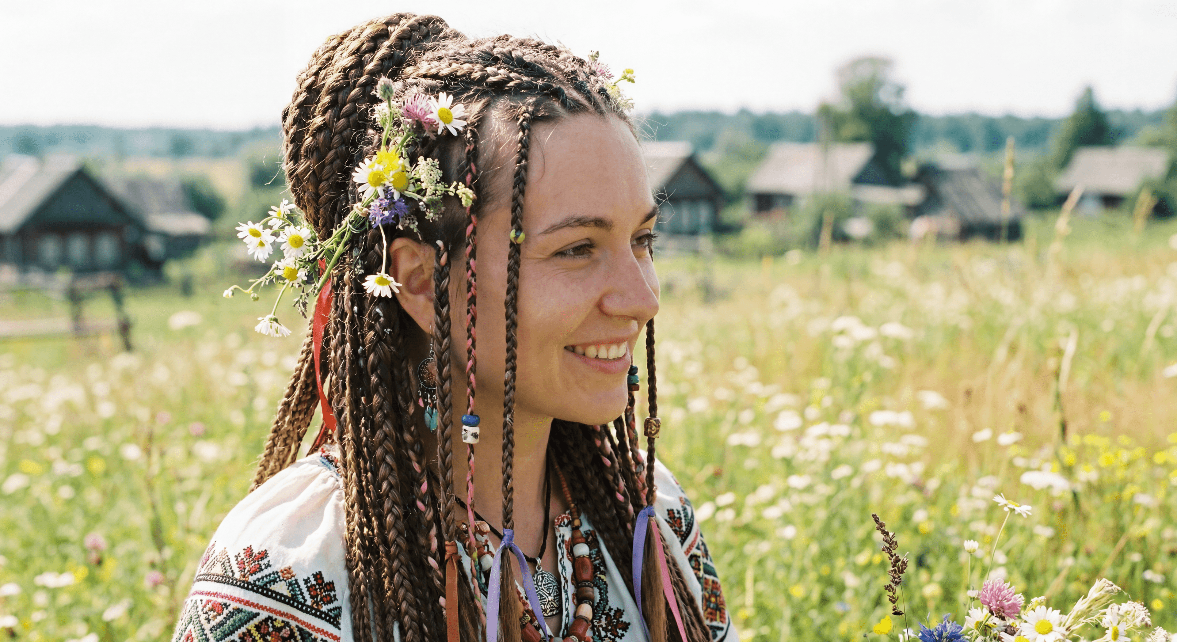 Портрет с косами и косичками