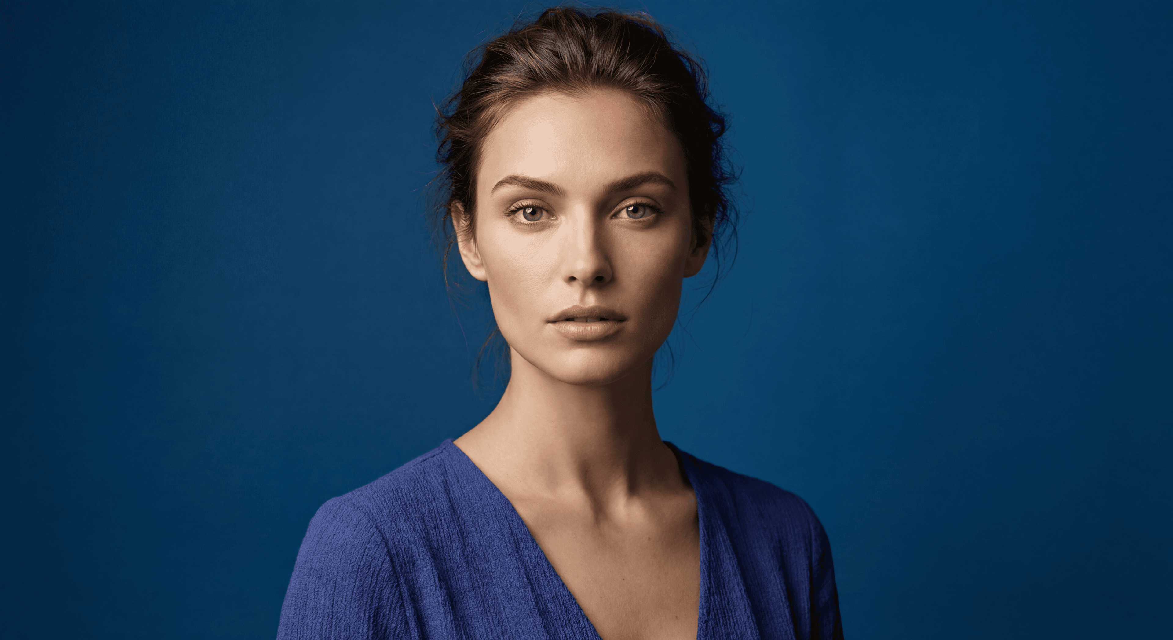 Портрет на голубом фоне