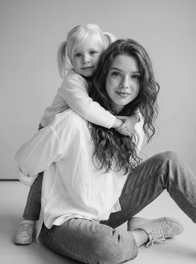 Черно-белый портрет женщины, несущей ребенка на спине