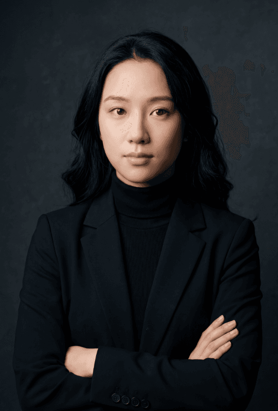 Профессиональный портрет женщины в чёрном пиджаке, руки скрещены, тёмный фон