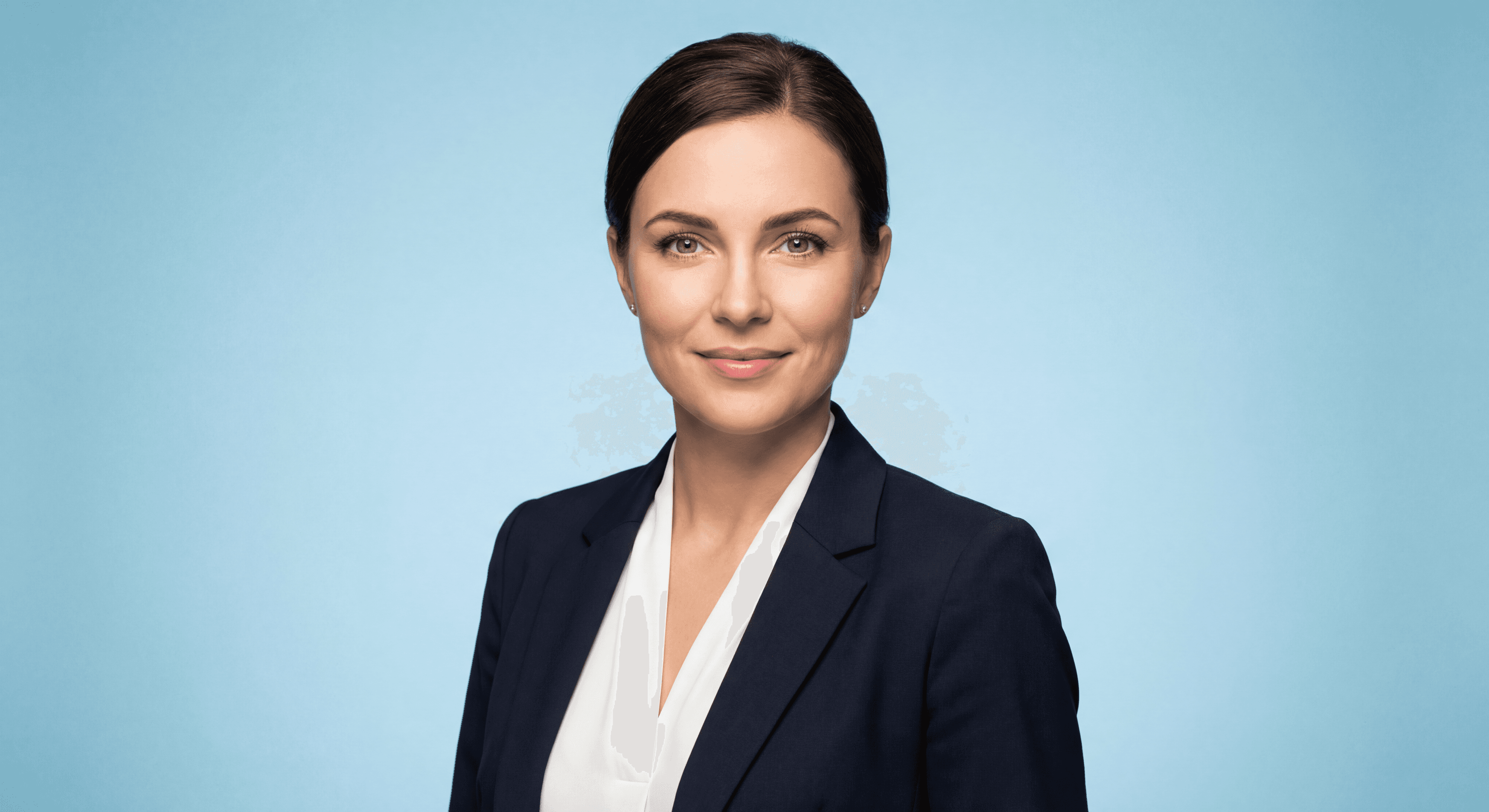 Портрет на голубом фоне