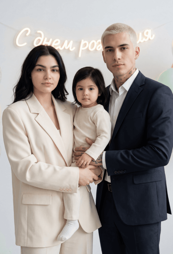 Семейный портрет с малышом, сзади надпись «С днем рождения» на русском.