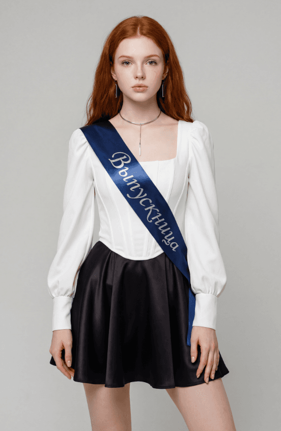 Рыжеволосая выпускница в синей ленте, белой блузке и черной юбке.