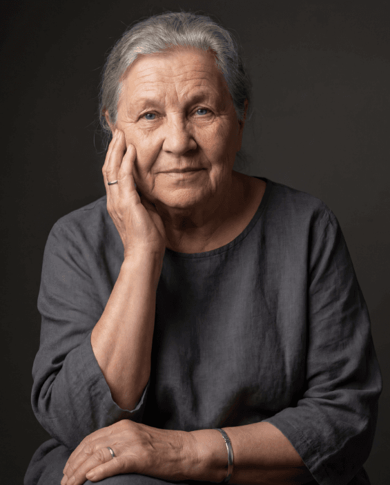 Пожилая женщина в серой льняной блузе, портрет в студии