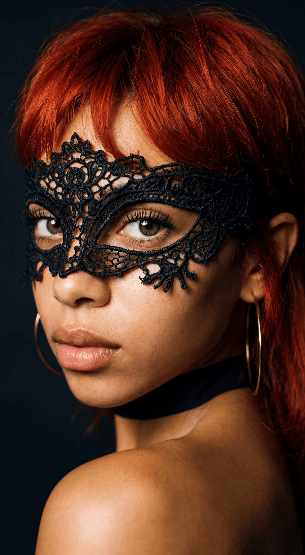 Рыжеволосая женщина в черной кружевной маске, портрет крупным планом
