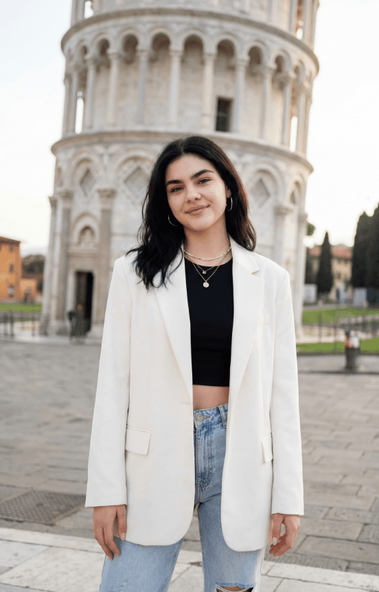 Улыбающаяся женщина в белом пиджаке у Пизанской башни