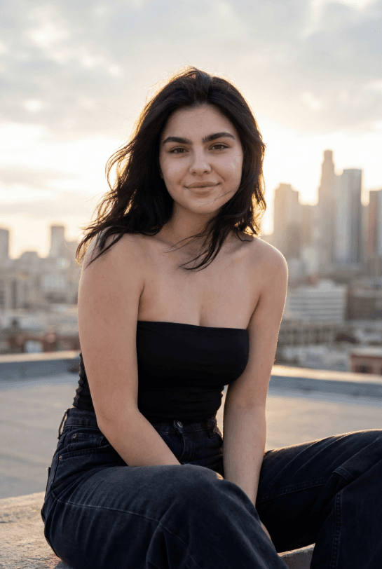 Улыбающаяся женщина на крыше на закате, городской горизонт