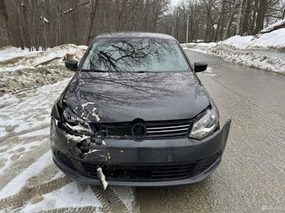 Фото разбитой машины: имитация повреждений и аварии нейросетью