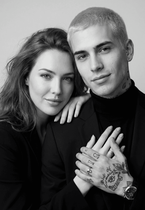 Черно-белый портрет нежной пары, татуированный мужчина держит руку женщины