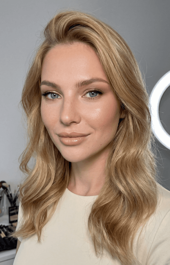 Крупный портрет блондинки с волнистыми волосами и естественным макияжем