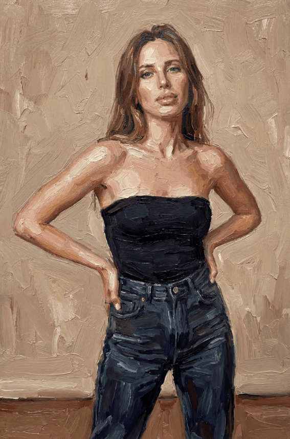 Масляный портрет женщины в черном топе без бретелей и джинсах, руки на бедрах.