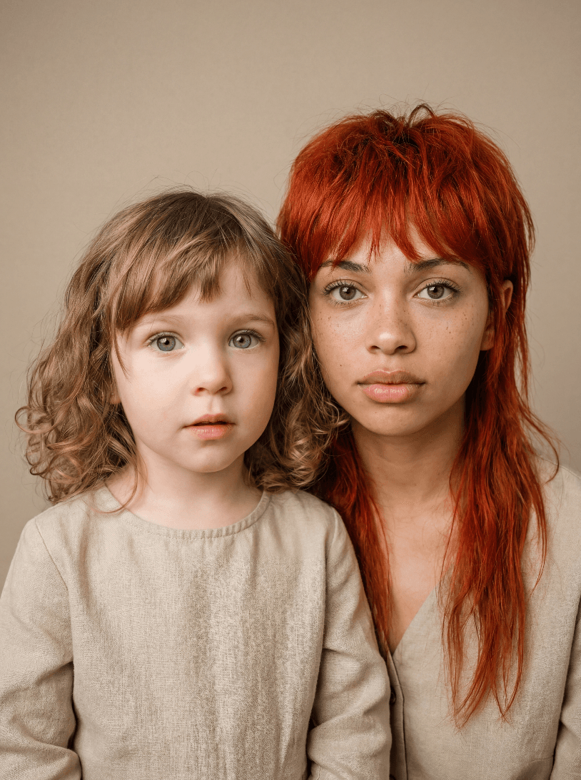 Студийный портрет женщины с рыжими волосами и маленького ребёнка