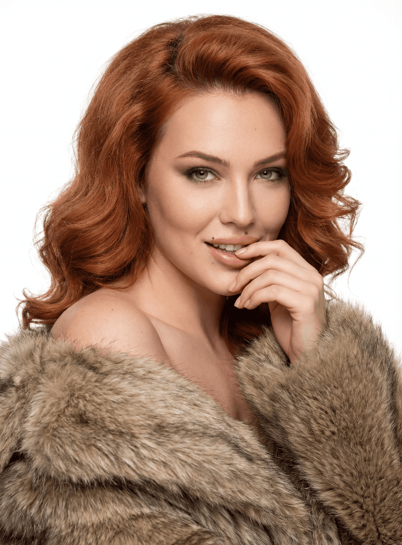 Рыжеволосая женщина в меховой шубе, студийный портрет крупным планом